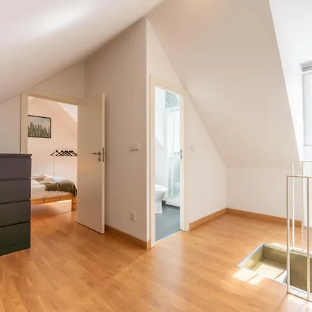 Apartment Hill House - No. 589a